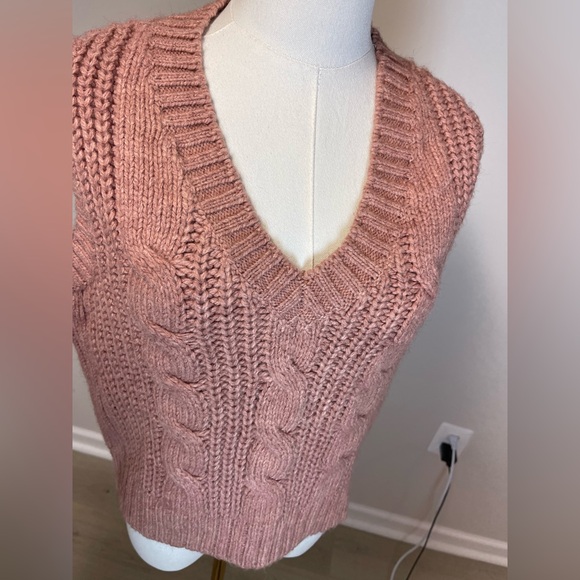 American Eagle Cable Knit Sweater Vest - Picture 6 of 12
